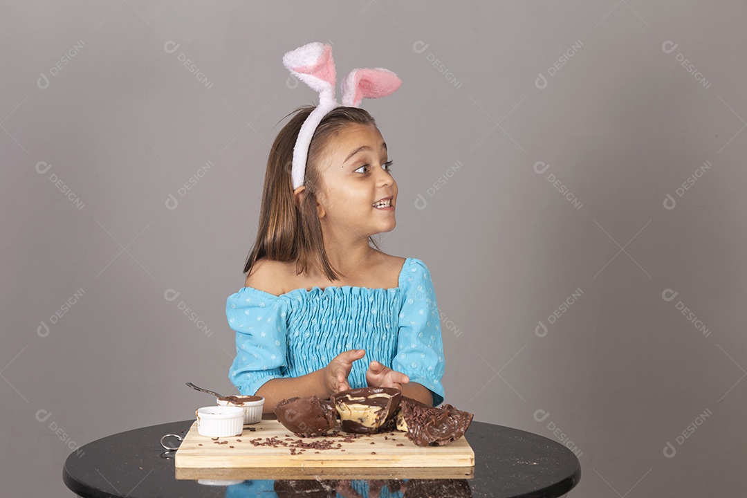 Linda criança garota celebrando páscoa
