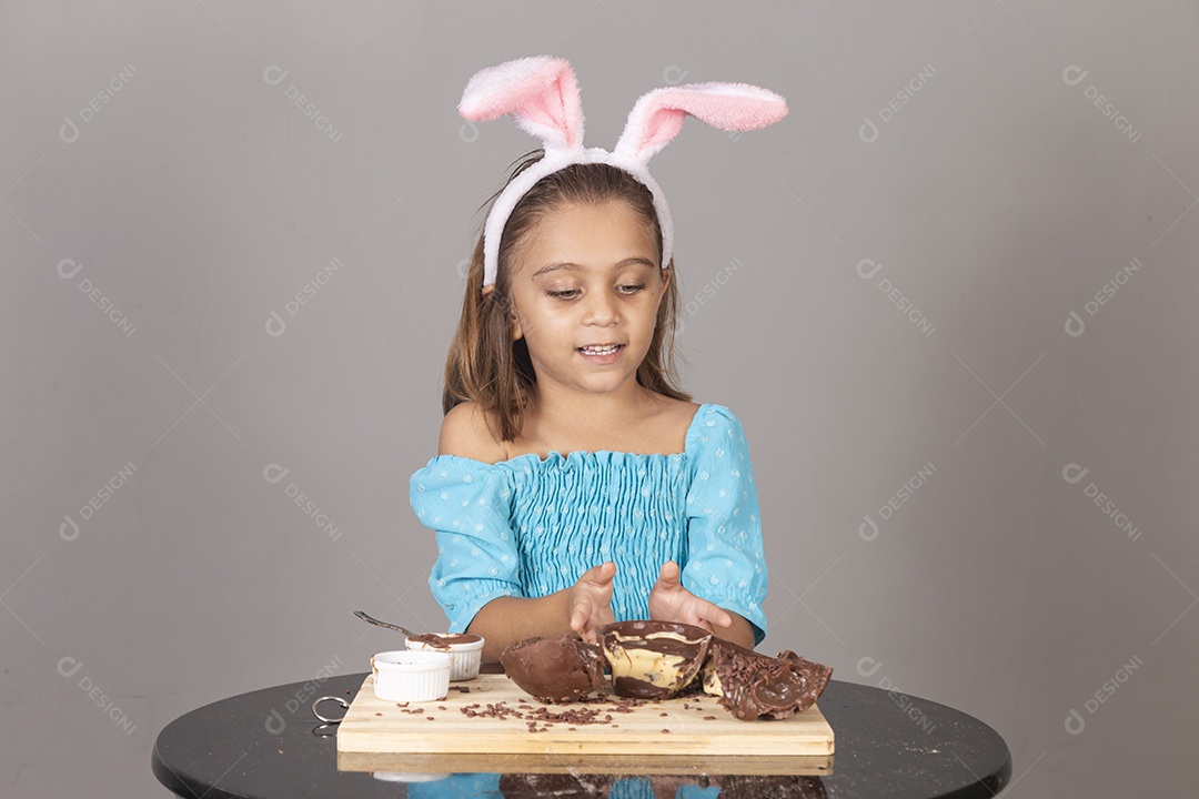 Linda criança garota celebrando páscoa