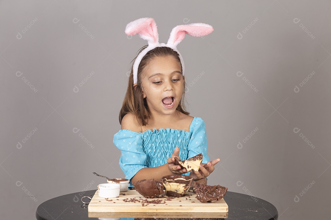 Linda criança garota celebrando páscoa