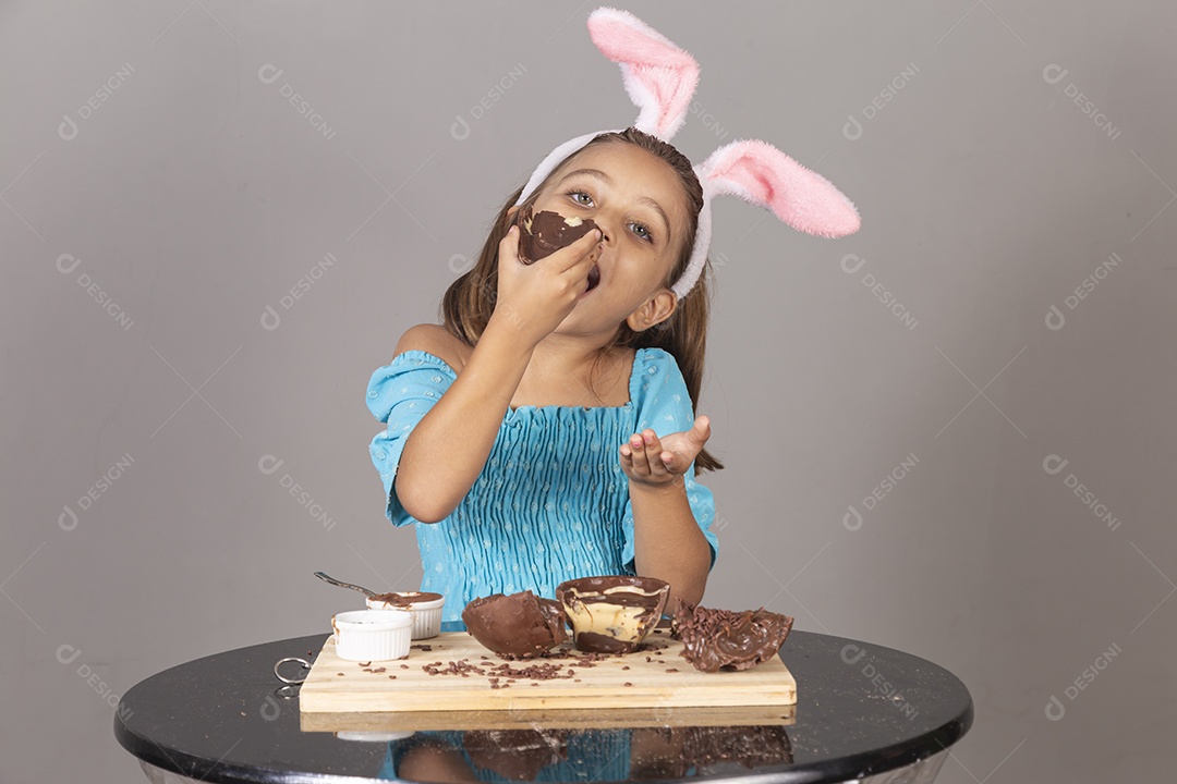 Linda criança garota celebrando páscoa