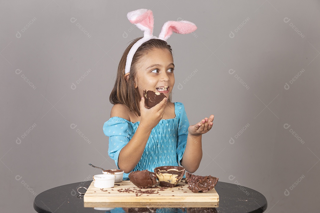 Linda criança garota celebrando páscoa