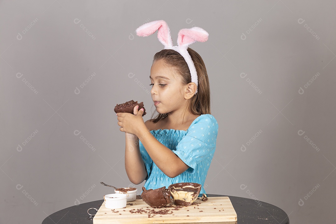 Linda criança garota celebrando páscoa