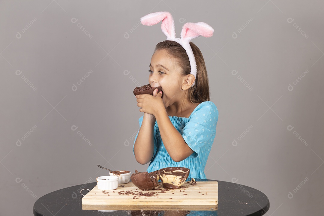 Linda criança garota celebrando páscoa