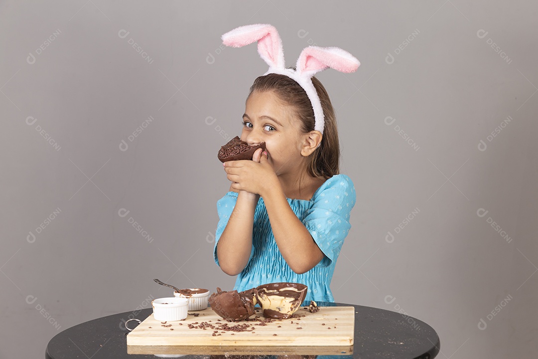 Linda criança garota celebrando páscoa