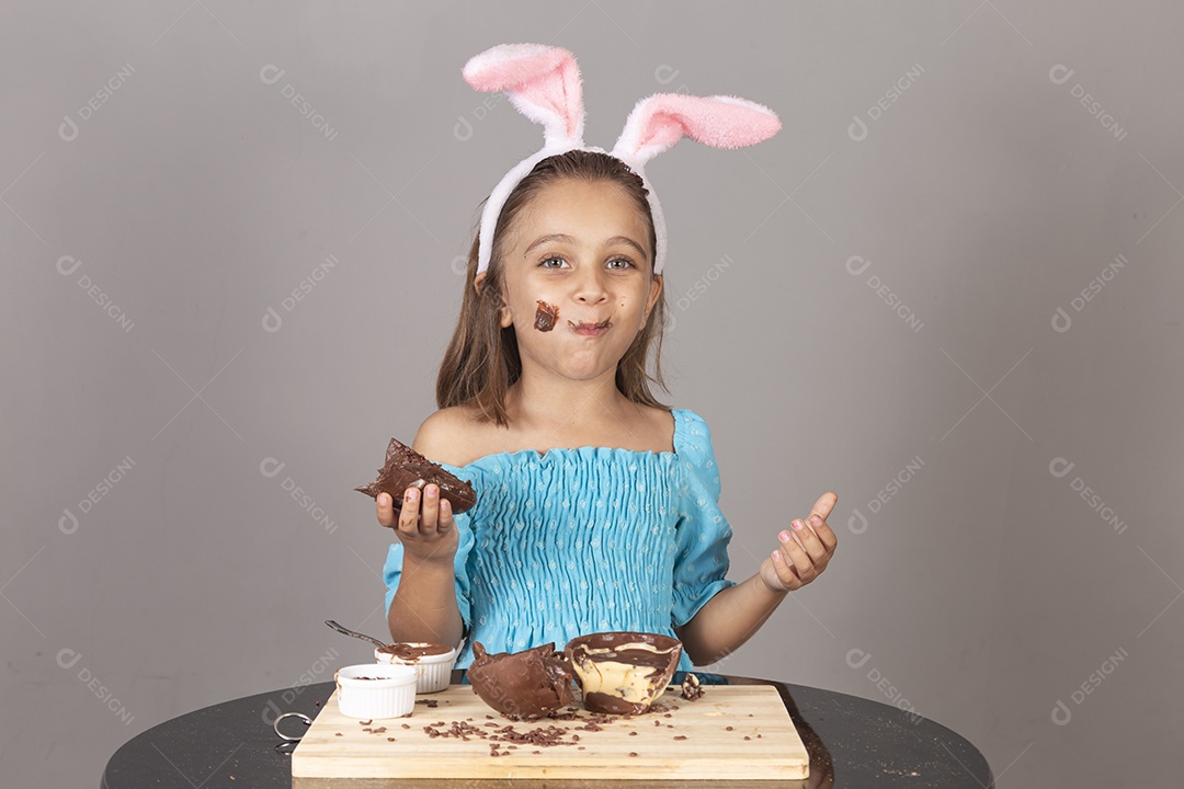 Linda criança garota celebrando páscoa