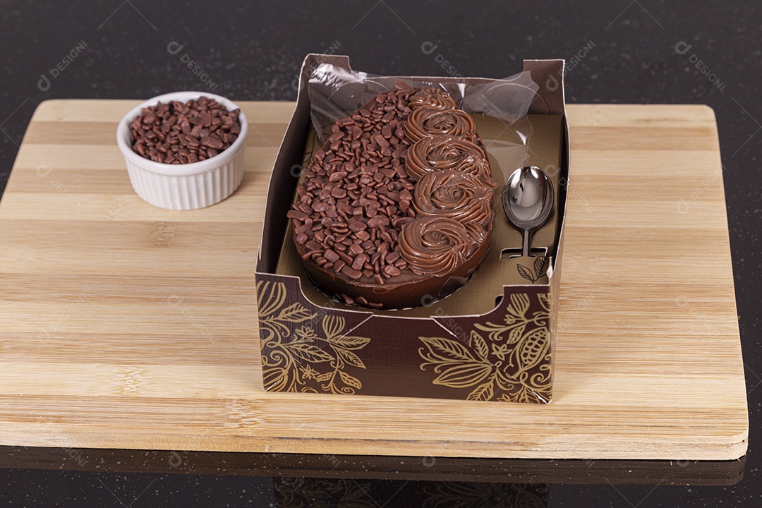 Ovos da páscoa sobre tábua madeira