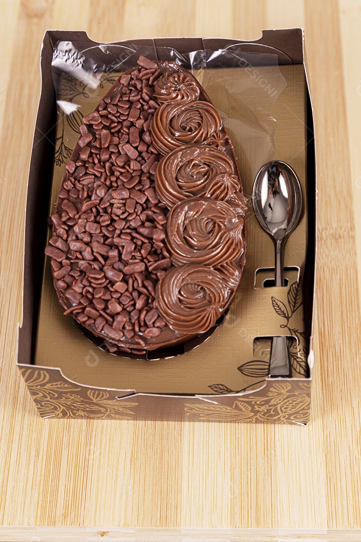 Ovos da páscoa sobre tábua madeira