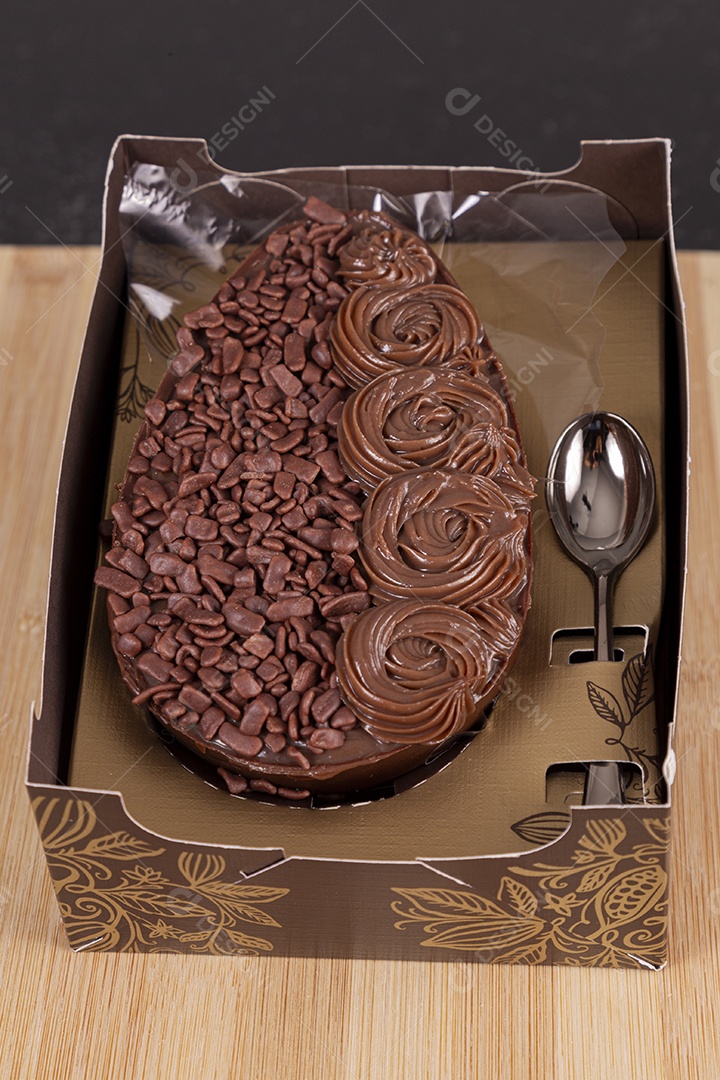 Ovos da páscoa sobre tábua madeira