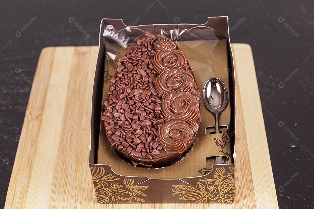 Ovos da páscoa sobre tábua madeira