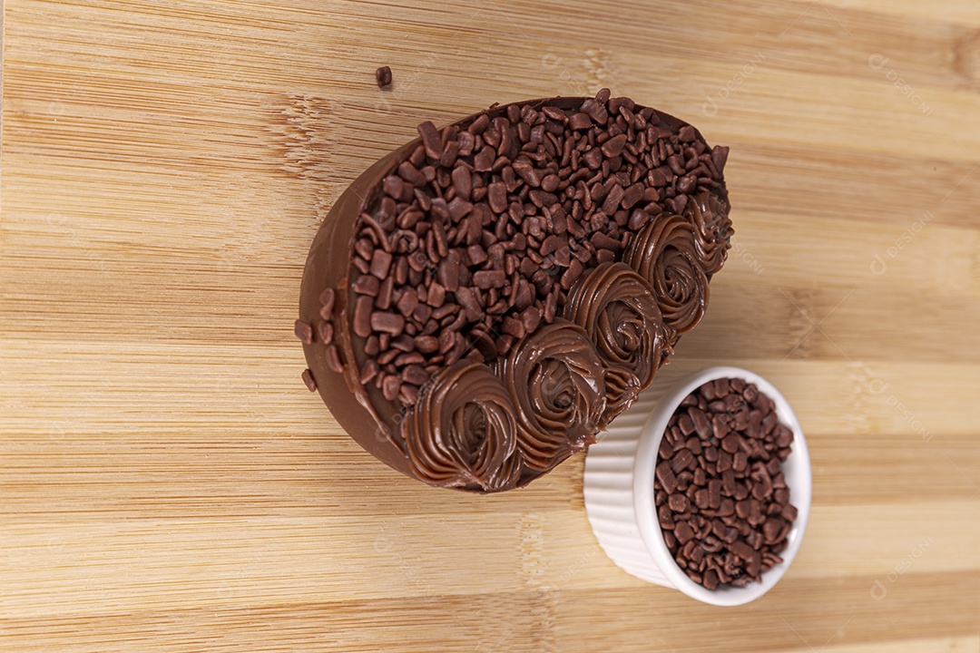 Ovos da páscoa sobre tábua madeira