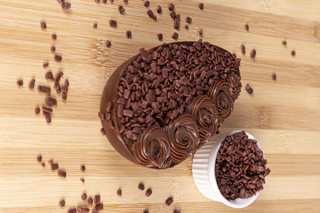 Ovos da páscoa sobre tábua madeira