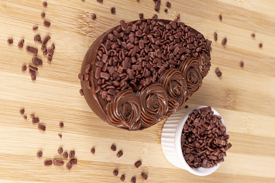 Ovos da páscoa sobre tábua madeira