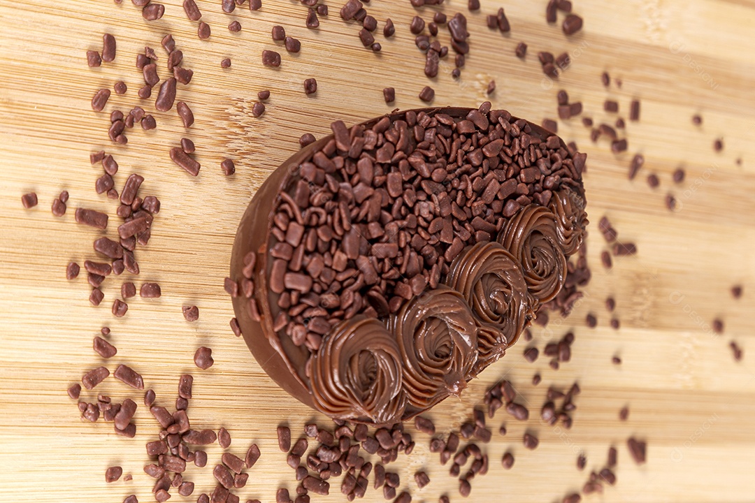 Ovos da páscoa sobre tábua madeira