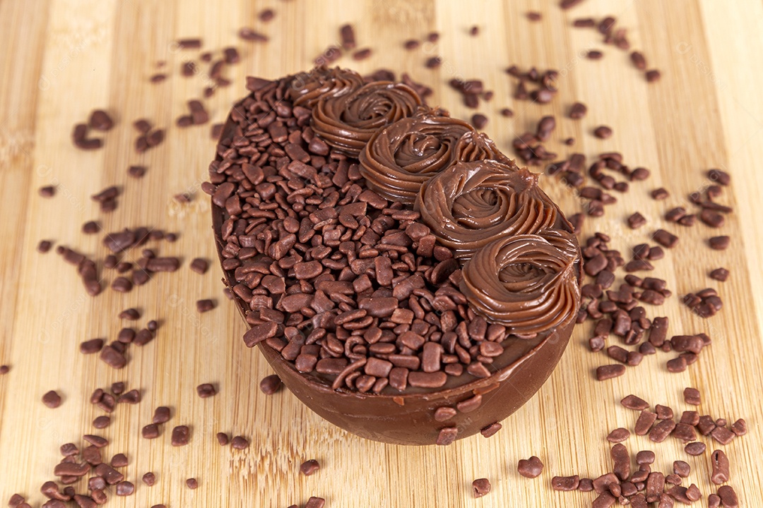 Ovos da páscoa sobre tábua madeira