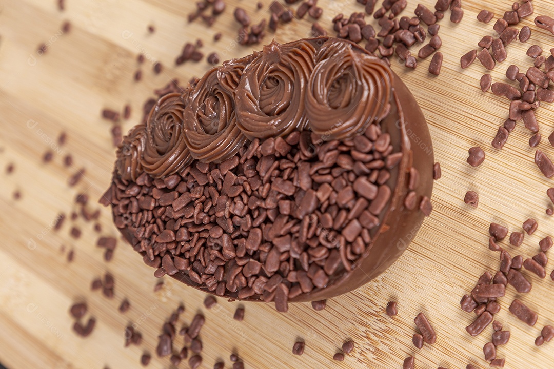 Ovos da páscoa sobre tábua madeira