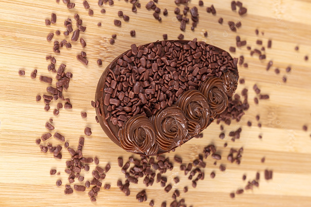 Ovos da páscoa sobre tábua madeira