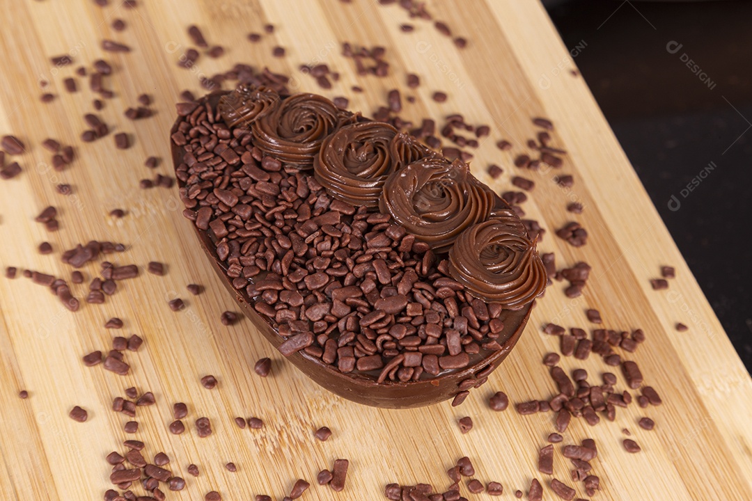 Ovos da páscoa sobre tábua madeira