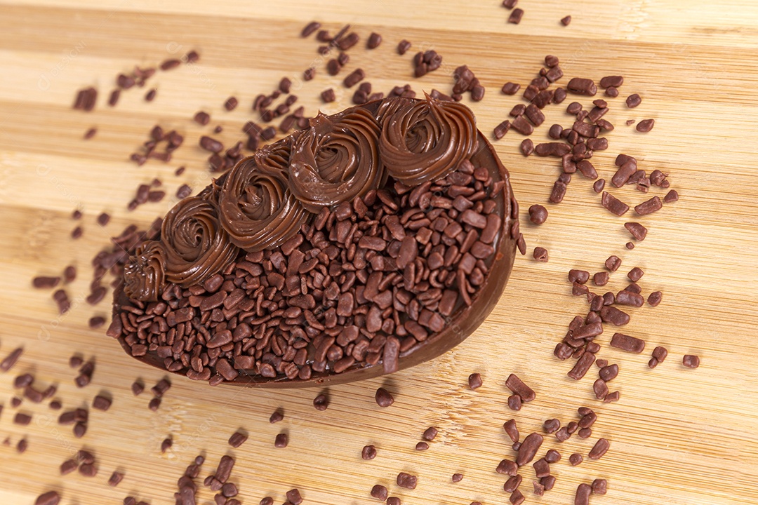 Ovos da páscoa sobre tábua madeira