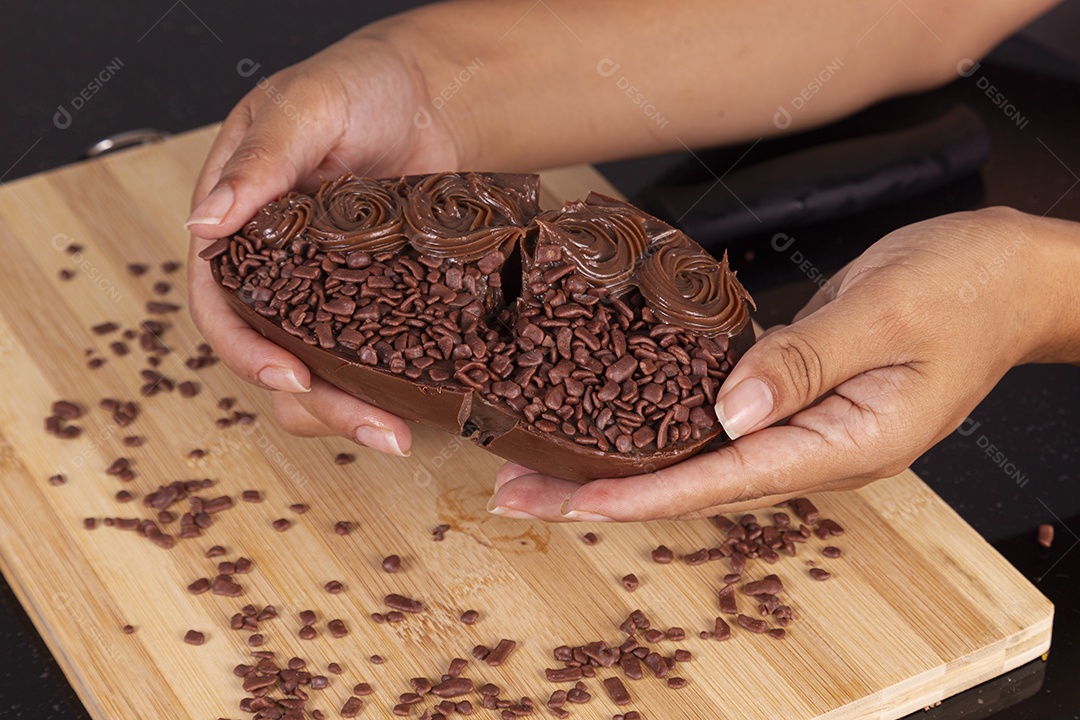 Ovos da páscoa sobre tábua madeira