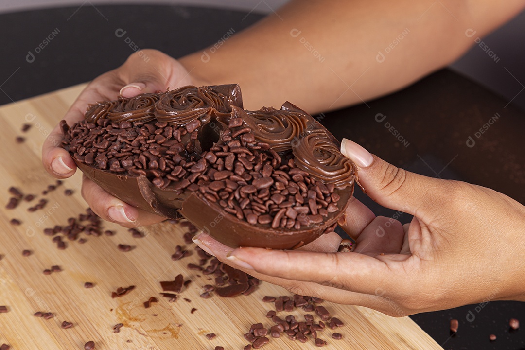 Ovos da páscoa sobre tábua madeira