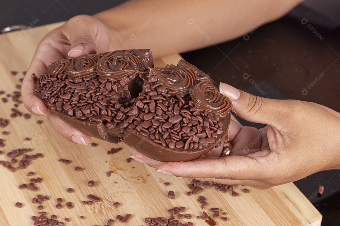 Ovos da páscoa sobre tábua madeira