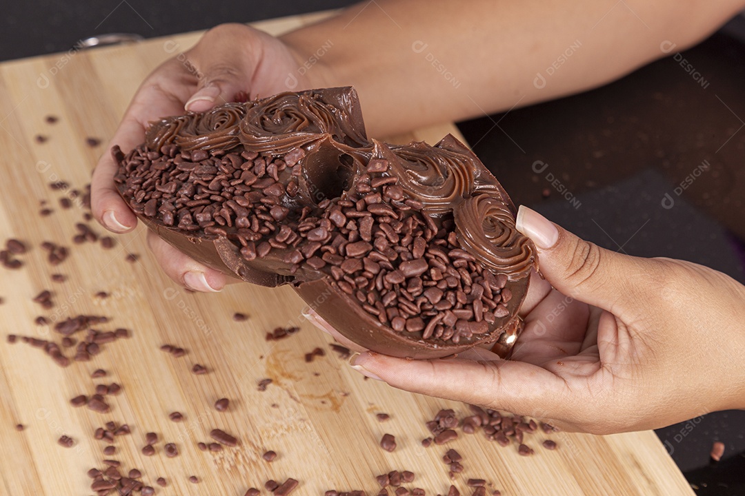 Ovos da páscoa sobre tábua madeira