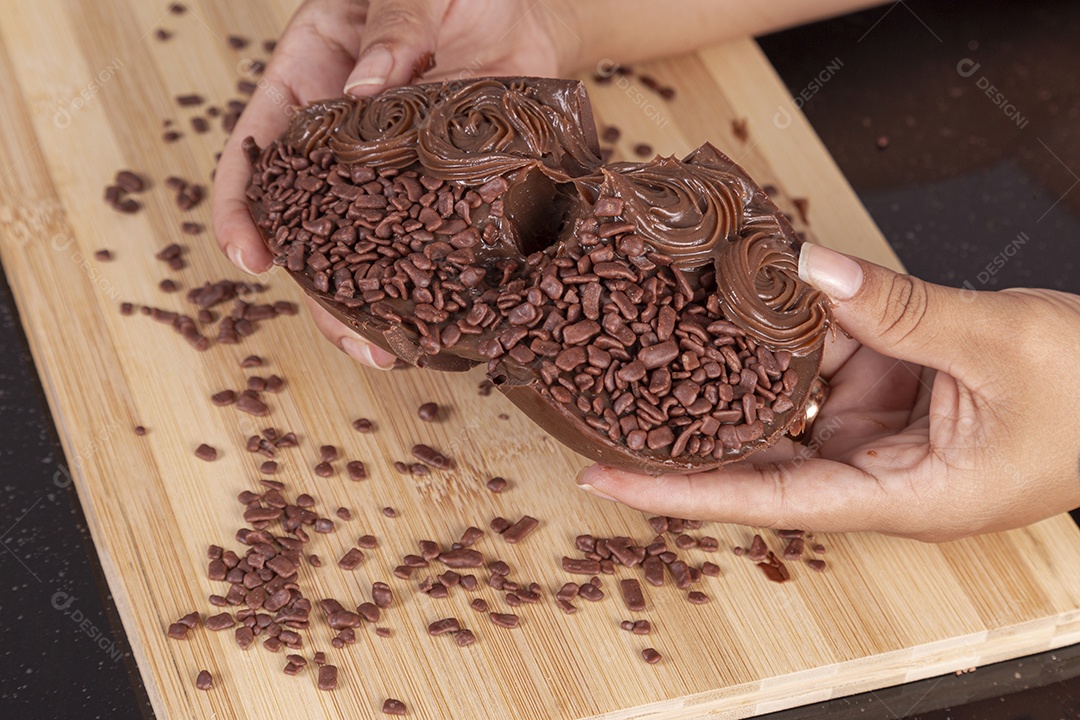 Ovos da páscoa sobre tábua madeira