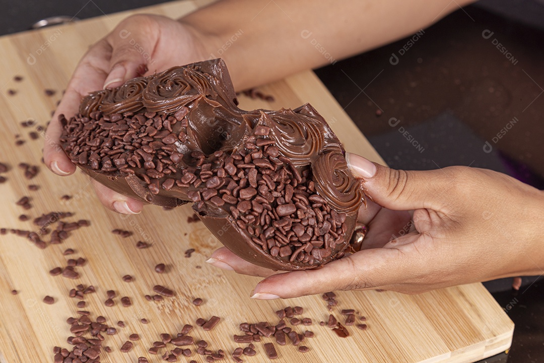Ovos da páscoa sobre tábua madeira
