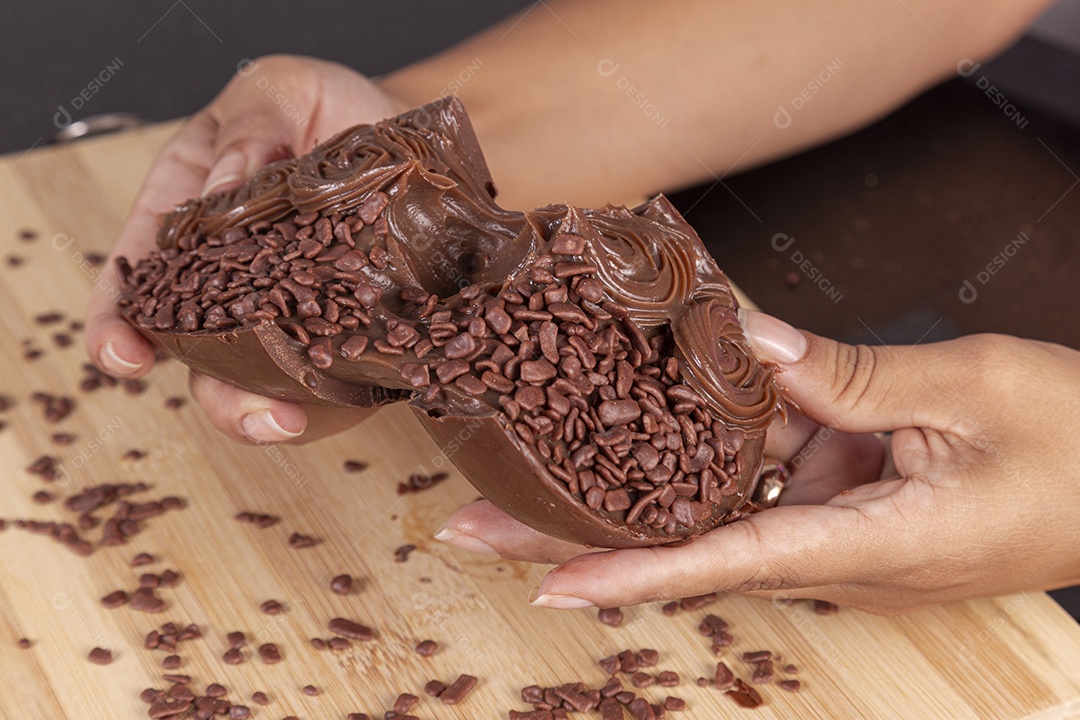 Ovos da páscoa sobre tábua madeira