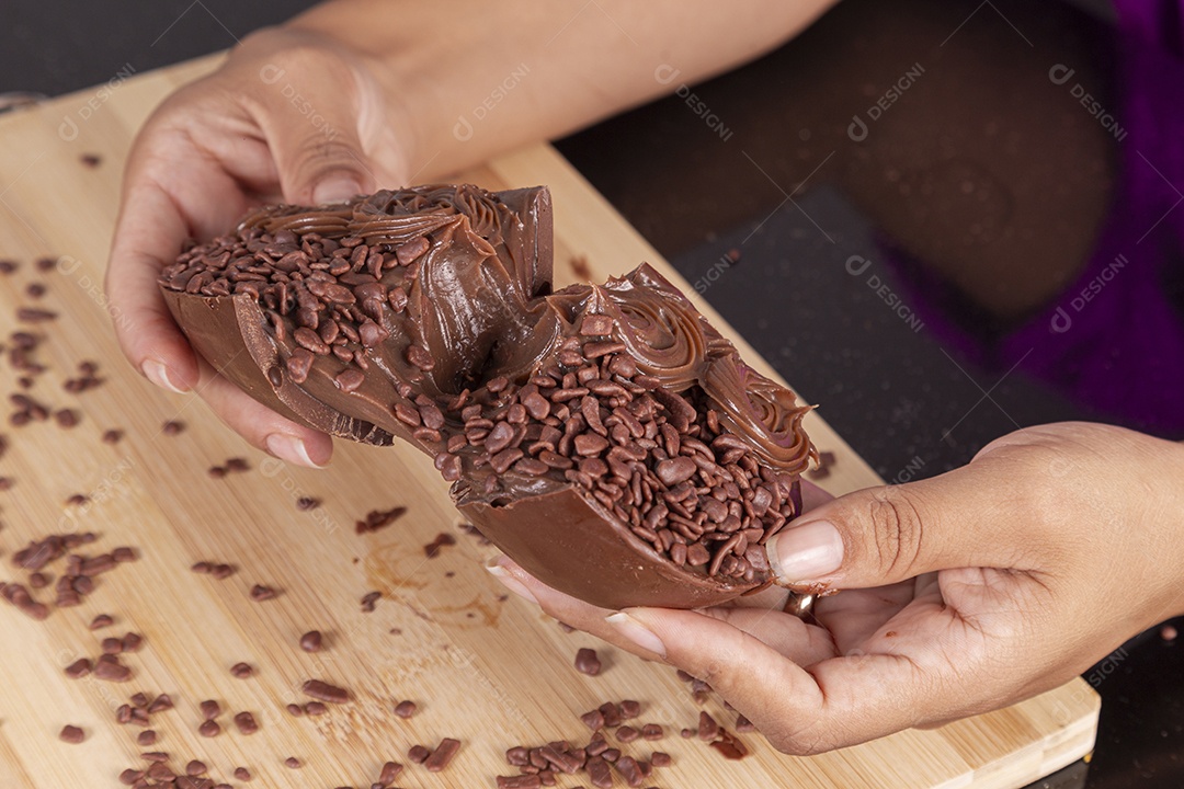 Ovos da páscoa sobre tábua madeira
