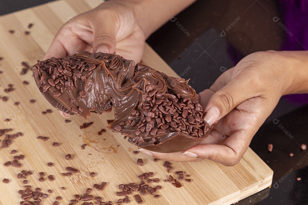 Ovos da páscoa sobre tábua madeira