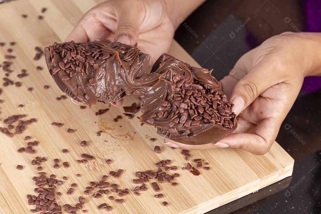 Ovos da páscoa sobre tábua madeira