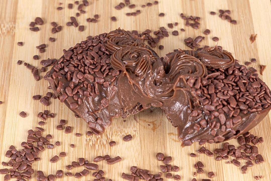 Ovos da páscoa sobre tábua madeira