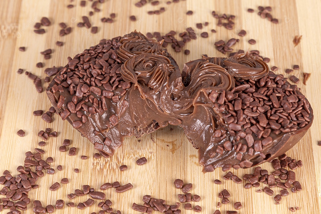 Ovos da páscoa sobre tábua madeira