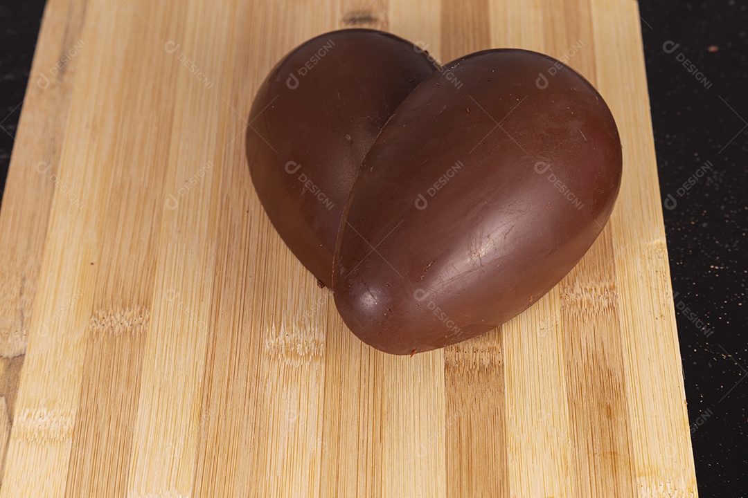 Ovos da páscoa sobre tábua madeira