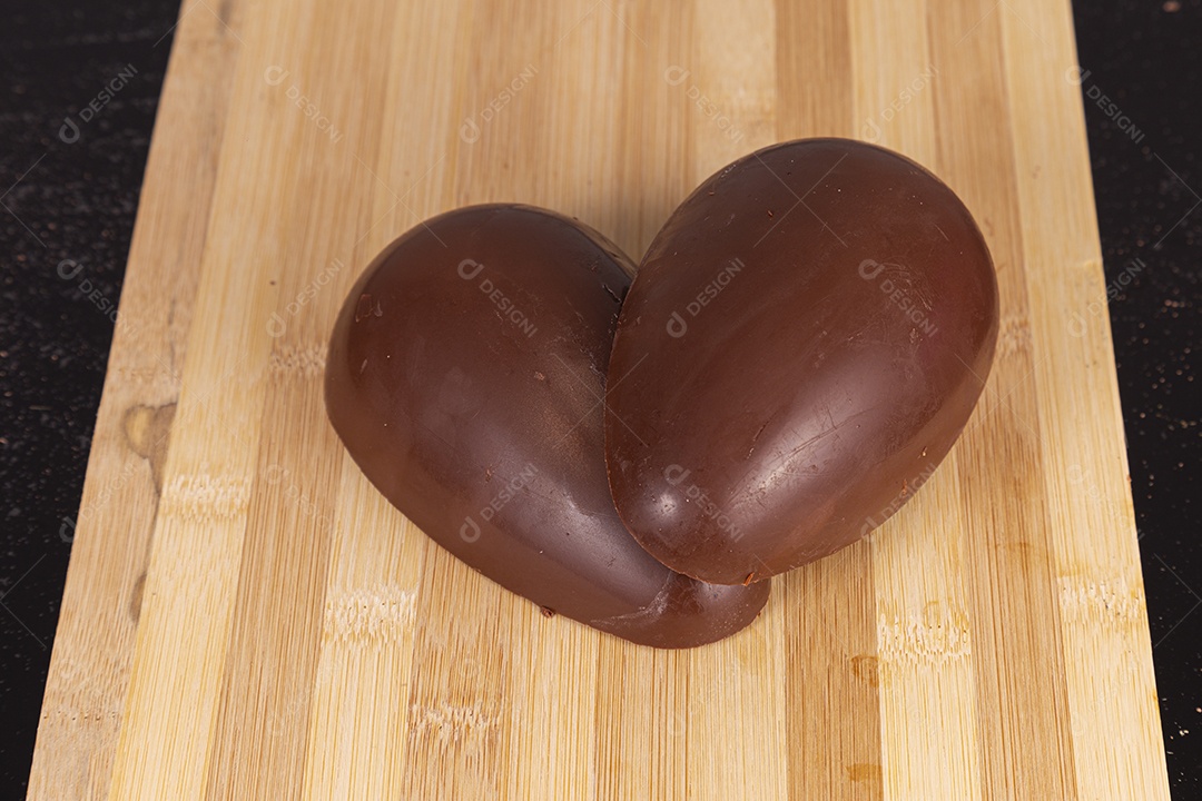 Ovos da páscoa sobre tábua madeira