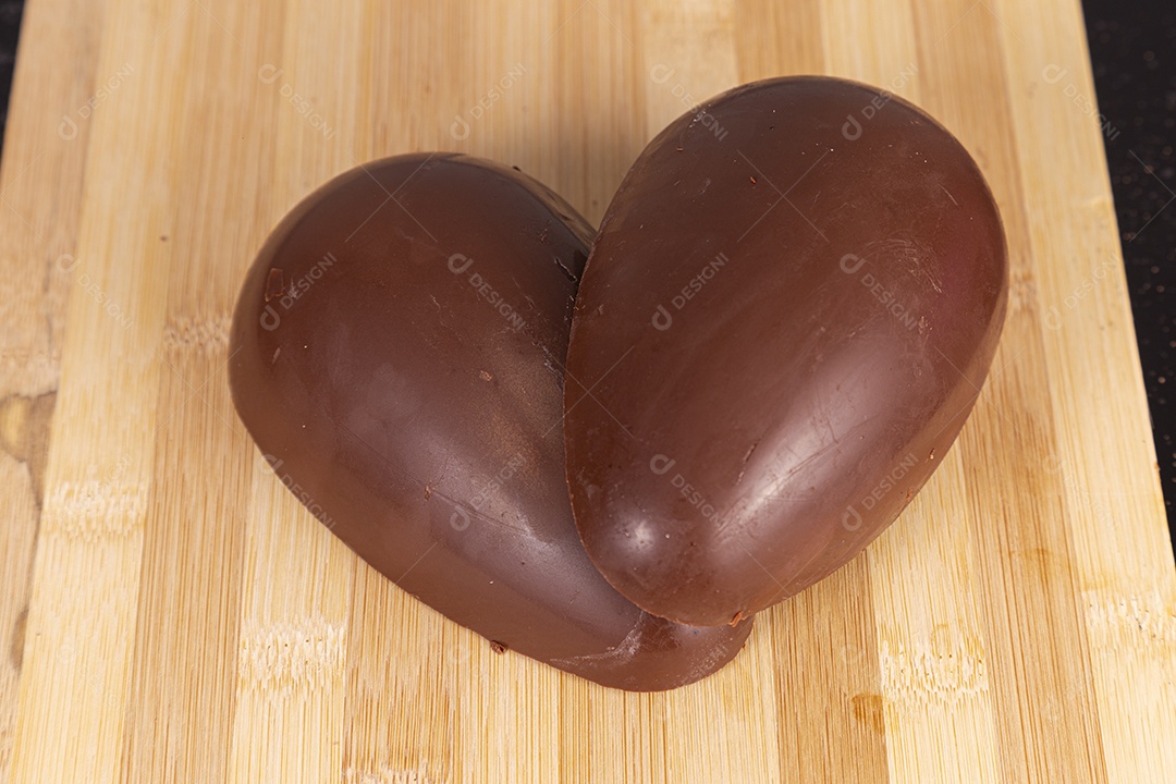 Ovos da páscoa sobre tábua madeira