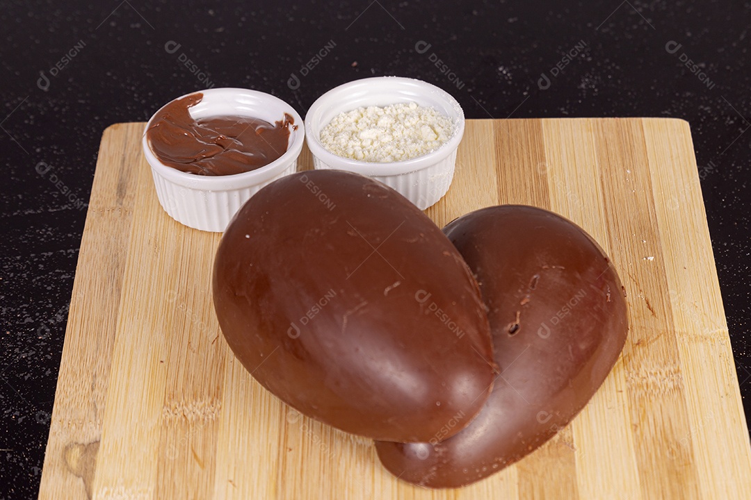 Ovos da páscoa sobre tábua madeira