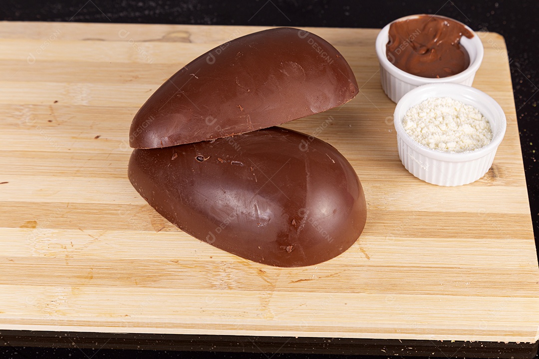 Ovos da páscoa sobre tábua madeira