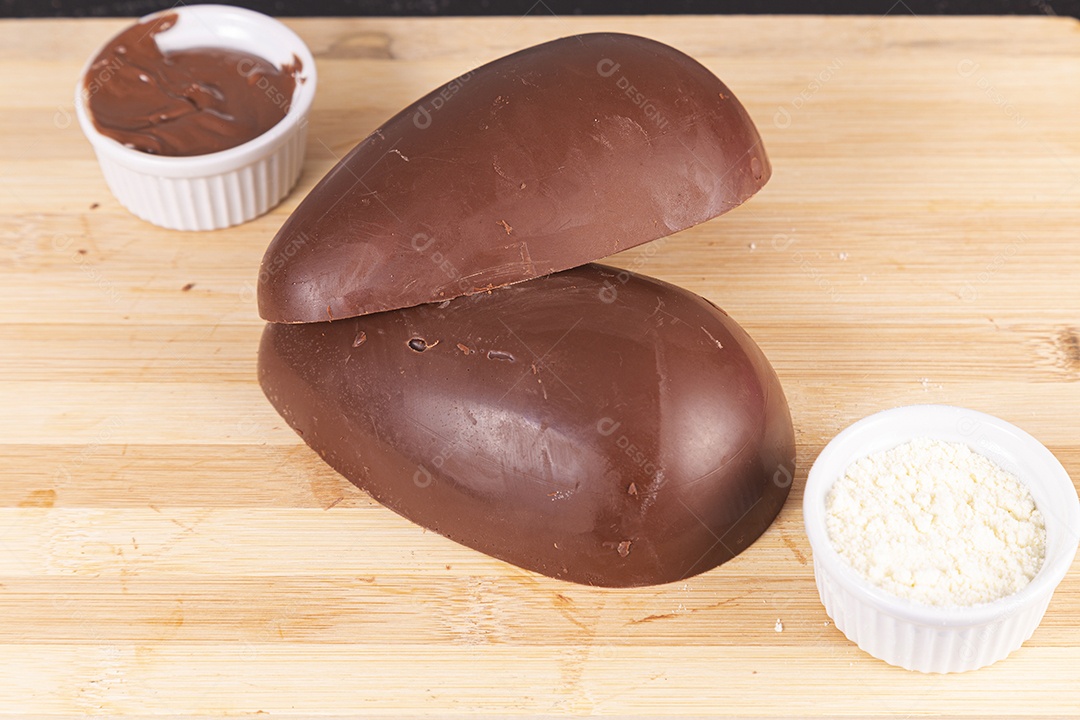 Ovos da páscoa sobre tábua madeira