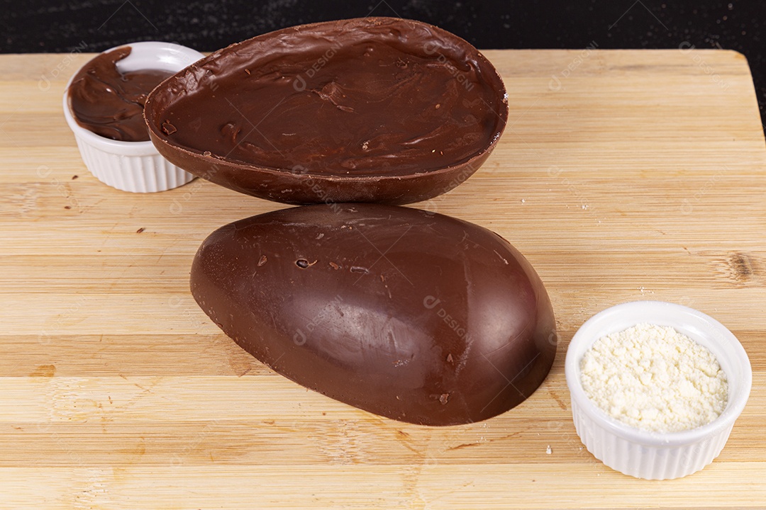 Ovos da páscoa sobre tábua madeira