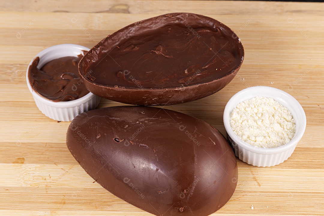 Delicioso ovos da páscoa sobre tábua madeira