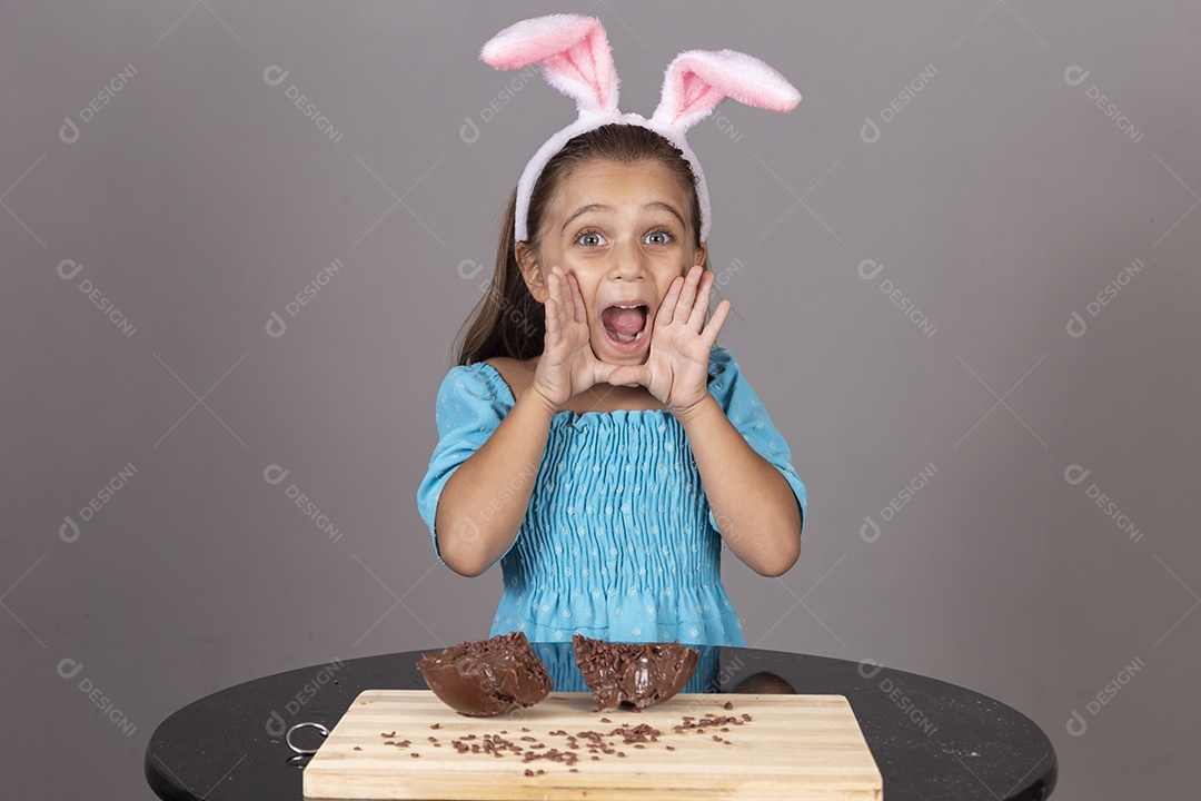 Linda garota usando tiara de coelho celebrando páscoa