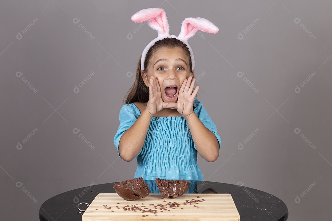 Linda menina jovem usando tiara celebrando páscoa