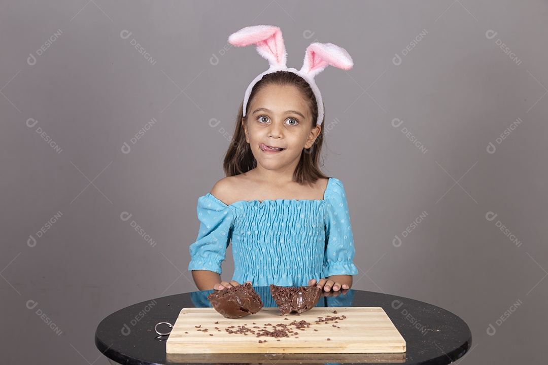 Linda garota usando tiara de coelho celebrando páscoa