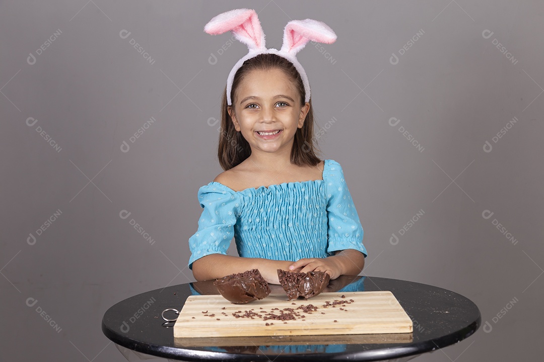 Linda menina jovem usando tiara celebrando páscoa