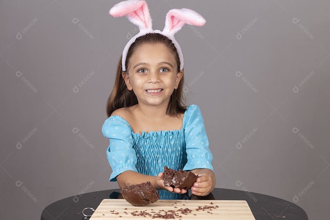 Linda menina jovem usando tiara celebrando páscoa