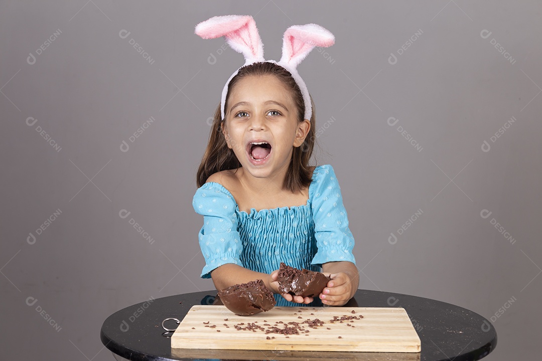 Linda menina jovem usando tiara celebrando páscoa