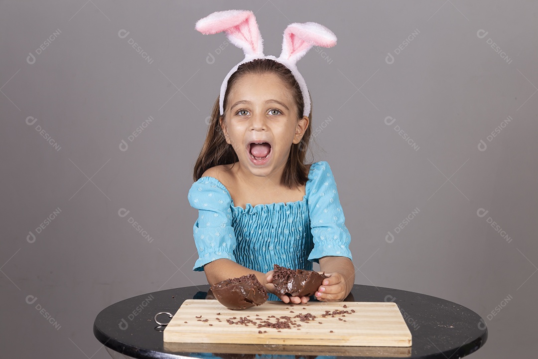 Mãe ao lado de sua filha comendo ovos de páscoa