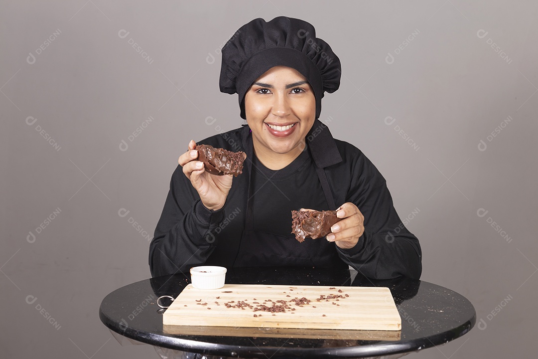 Mulher linda jovem chefe de cozinha comendo ovos de páscoa